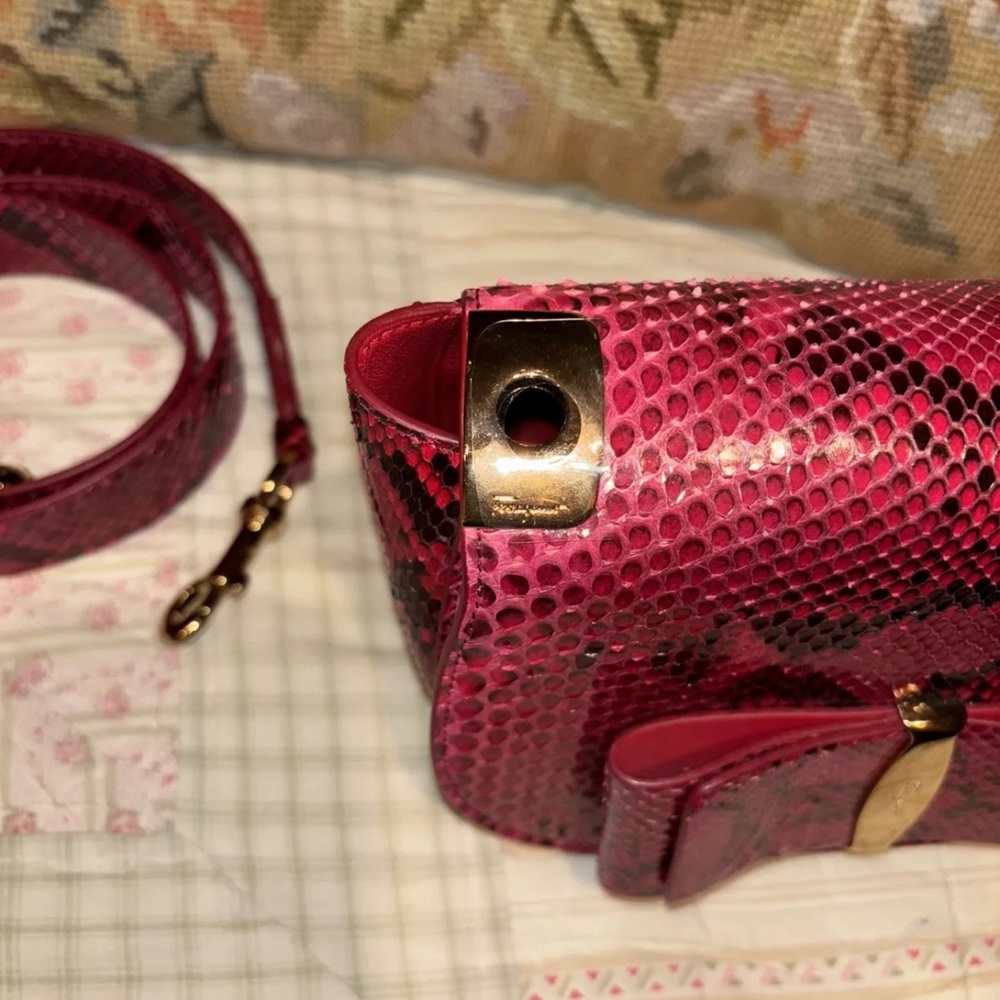 Ferragamo gorgeous skin bag in pristine condition - Picture 7 of 11